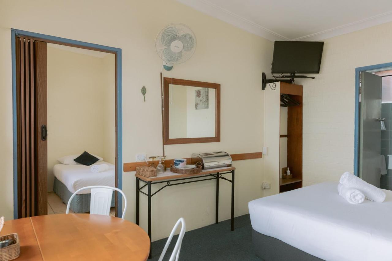 Black Swan Waterfront Motel (Adults Only) Swansea Eksteriør billede