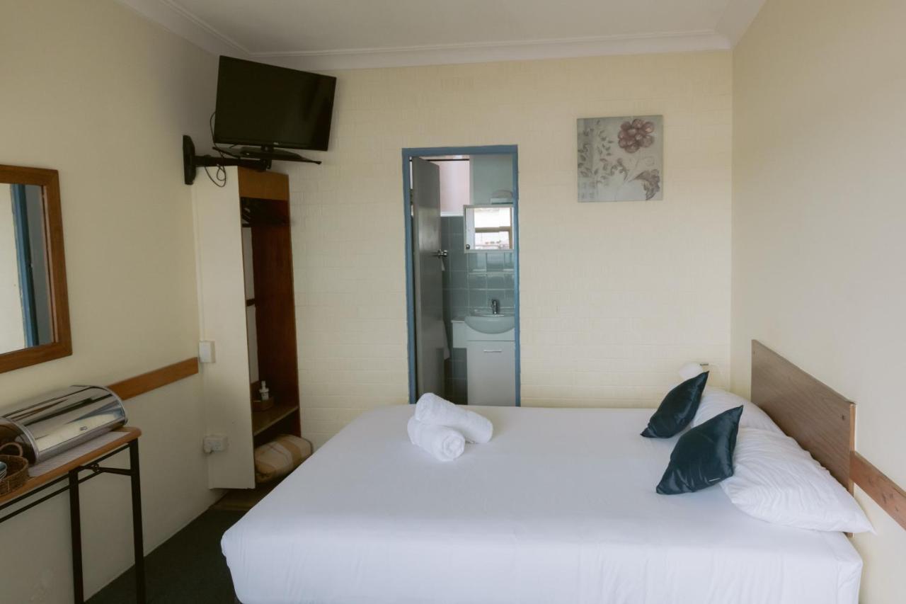 Black Swan Waterfront Motel (Adults Only) Swansea Eksteriør billede