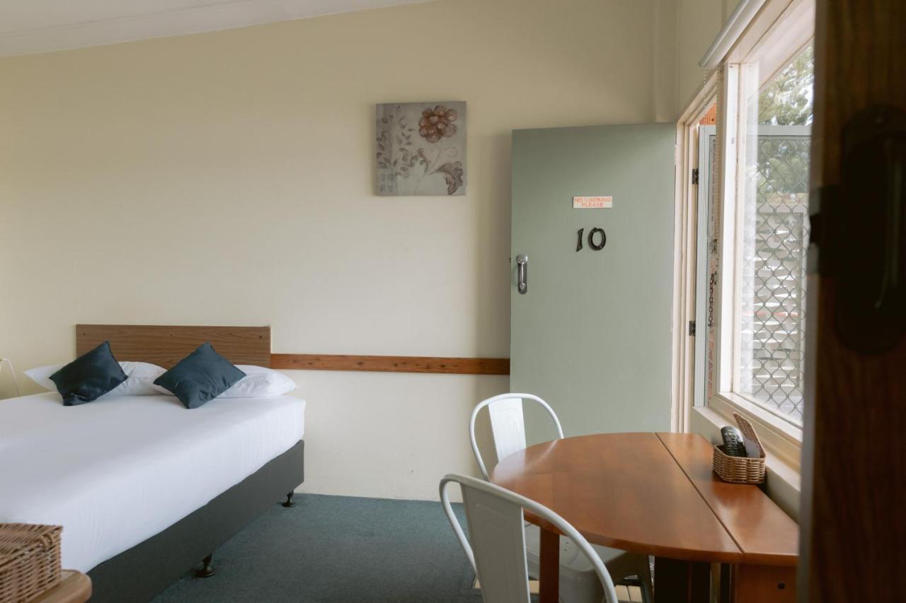 Black Swan Waterfront Motel (Adults Only) Swansea Eksteriør billede