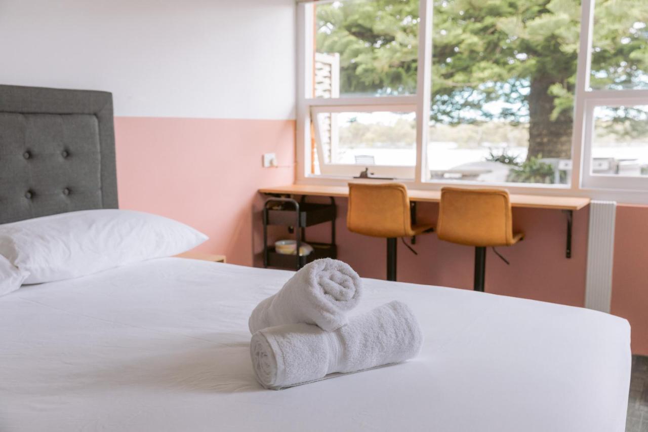 Black Swan Waterfront Motel (Adults Only) Swansea Eksteriør billede