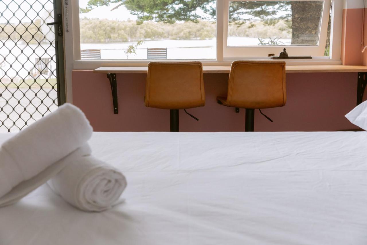 Black Swan Waterfront Motel (Adults Only) Swansea Eksteriør billede